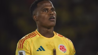Jhon Arias em ação com a camisa da seleção colombiana em partida.
