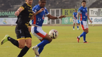 Jogo da Série D do Brasileiro entre Cascavel e Cianorte, com destaque para a ação em campo.