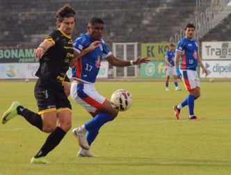 Jogo da Série D do Brasileiro entre Cascavel e Cianorte, com destaque para a ação em campo.