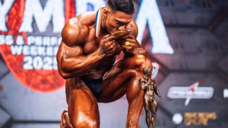 Ramon Dino comemora a vitória no Mr. Olympia 2025 na categoria Classic Physique.