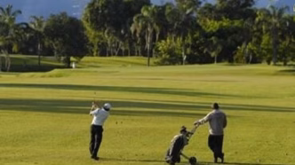 Campo de golfe com bandeira da LIV Golf indicando a modalidade.