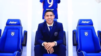 Bérgson, atacante brasileiro ex-Grêmio, em campo com a camisa do Johor Darul, campeão da Malásia.