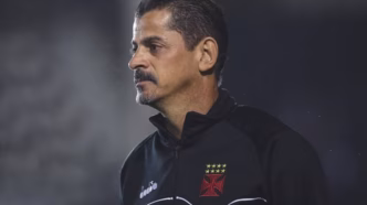 Valdir Bigode em evento do Vasco, ídolo do clube com histórico de gols.