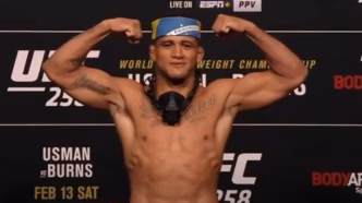 Gilbert Durinho Burns em pesagem oficial no evento do UFC.