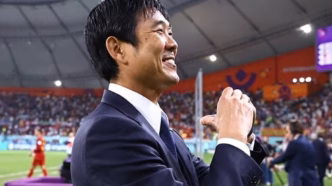 Técnico Hajime Moriyasu do Japão cumprimenta torcedores após vitória histórica contra o Brasil.