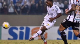 Bryan Angulo em treinamento com a camisa da LDU Portoviejo no Equador.