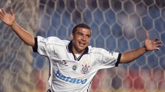 Luizão comemora um dos dois gols do título corintiano sobre o Atlético-MG no Morumbi, em 1999.