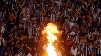 Torcida do Botafogo vibrando no Estádio Nilton Santos durante partida do Brasileirão