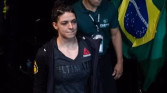 Mackenzie Dern em ação no UFC 321, com foco em sua postura de luta.