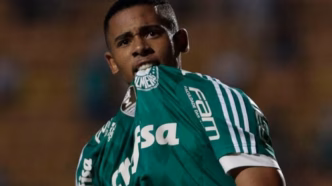 Gabriel Jesus em ação com a camisa do Palmeiras.