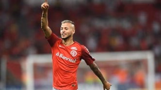 Nicolás López comemora gol na vitória do Internacional sobre o Fluminense por 3 a 0 no Brasileirão 2018.
