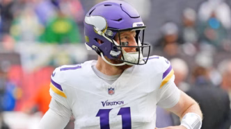 Carson Wentz durante o aquecimento dos Minnesota Vikings, em preparação para o confronto contra os Philadelphia Eagles.