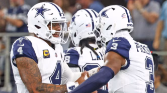 Dak Prescott, CeeDee Lamb e George Pickens em ação pelos Cowboys.