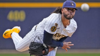 Freddy Peralta arremessador do Milwaukee Brewers em ação.