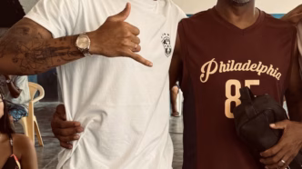 Raniele com seu pai, Rubens Oliveira, comemorando o marco de 100 jogos pelo Corinthians.