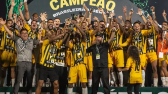 Volta Redonda comemora título da Série C de 2024 com a taça em mãos.