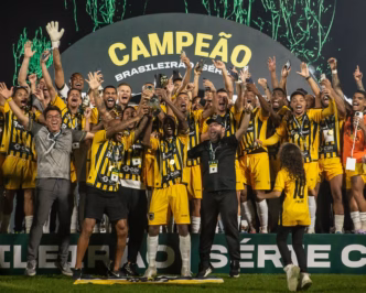 Volta Redonda comemora título da Série C de 2024 com a taça em mãos.
