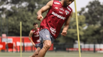Lucas em treino no CT da Barra Funda, São Paulo, visando o clássico contra o Palmeiras.