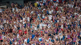 Torcida do Fortaleza em grande número na Arena Castelão durante jogo contra o São Paulo pelo Brasileirão Série A.