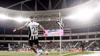 Camisa do Botafogo com novo patrocínio da Solution Benefícios na parte superior das costas.