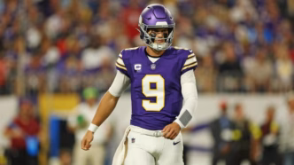 J.J. McCarthy em ação durante uma partida dos Minnesota Vikings, focado em sua performance.