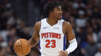 Jaden Ivey arremessando a bola de três pontos em uma partida da NBA.