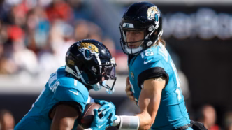 Logotipo dos Jacksonville Jaguars em campo.