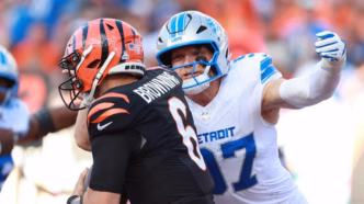 Jake Browning, quarterback do Cincinnati Bengals, em ação durante partida.