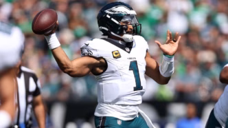 Jalen Hurts, quarterback do Philadelphia Eagles, em ação durante um jogo da NFL.