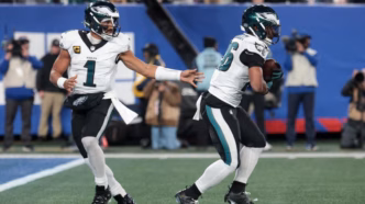 Jalen Hurts, quarterback do Philadelphia Eagles, em ação durante uma partida da NFL.