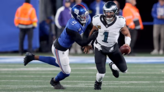 Jalen Hurts, quarterback do Philadelphia Eagles, em ação em um jogo da NFL.