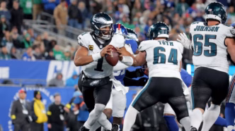 Jalen Hurts, quarterback do Philadelphia Eagles, em ação.