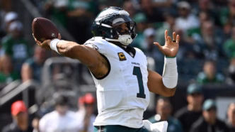 Jalen Hurts, quarterback do Philadelphia Eagles, em ação durante um jogo da NFL.