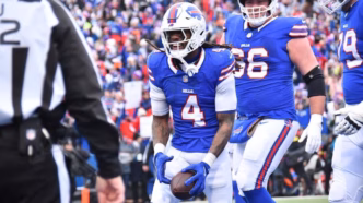 James Cook correndo com a bola pelo Buffalo Bills, buscando um touchdown.