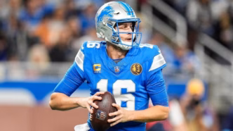 Jared Goff, quarterback dos Detroit Lions, em momento de concentração.