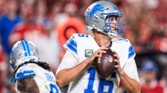 Jared Goff, quarterback dos Detroit Lions, em ação.