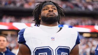 Javonte Williams correndo com a bola pelo Dallas Cowboys.