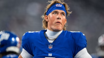 Jaxson Dart, quarterback dos Giants, em ação durante a histórica vitória sobre os Eagles na NFL.