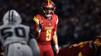 Jayden Daniels, destaque do Washington Commanders, em campo.