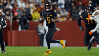 Jayden Daniels, quarterback dos Washington Commanders, em ação durante a temporada da NFL.