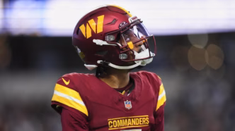 Jayden Daniels mancando após sofrer lesão no tendão da coxa durante jogo dos Commanders contra os Cowboys.