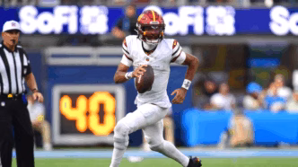 Jayden Daniels, quarterback dos Washington Commanders, em ação.