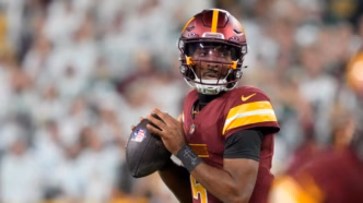 Jayden Daniels, quarterback dos Washington Commanders, em ação.