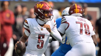 Jayden Daniels, quarterback do Washington Commanders, em ação durante um jogo da NFL.