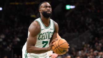 Jaylen Brown arremessando uma bola de três pontos pelo Boston Celtics.