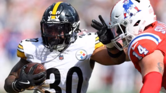 Jaylen Warren correndo com a bola pelo Pittsburgh Steelers em um jogo da NFL.