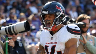 Jaylin Noel dos Houston Texans comemora touchdown imitando Ray Lewis.