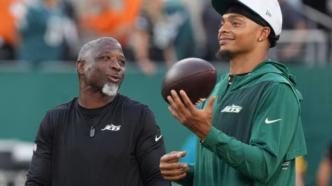 Jogadores do New York Jets em campo, buscando a primeira vitória da temporada.