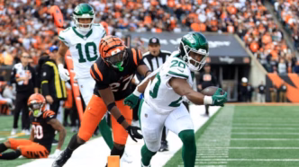 Breece Hall, running back dos New York Jets, lança passe para touchdown.