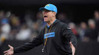 Jim Harbaugh, técnico dos Los Angeles Chargers, em busca de igualar recorde histórico da NFL.